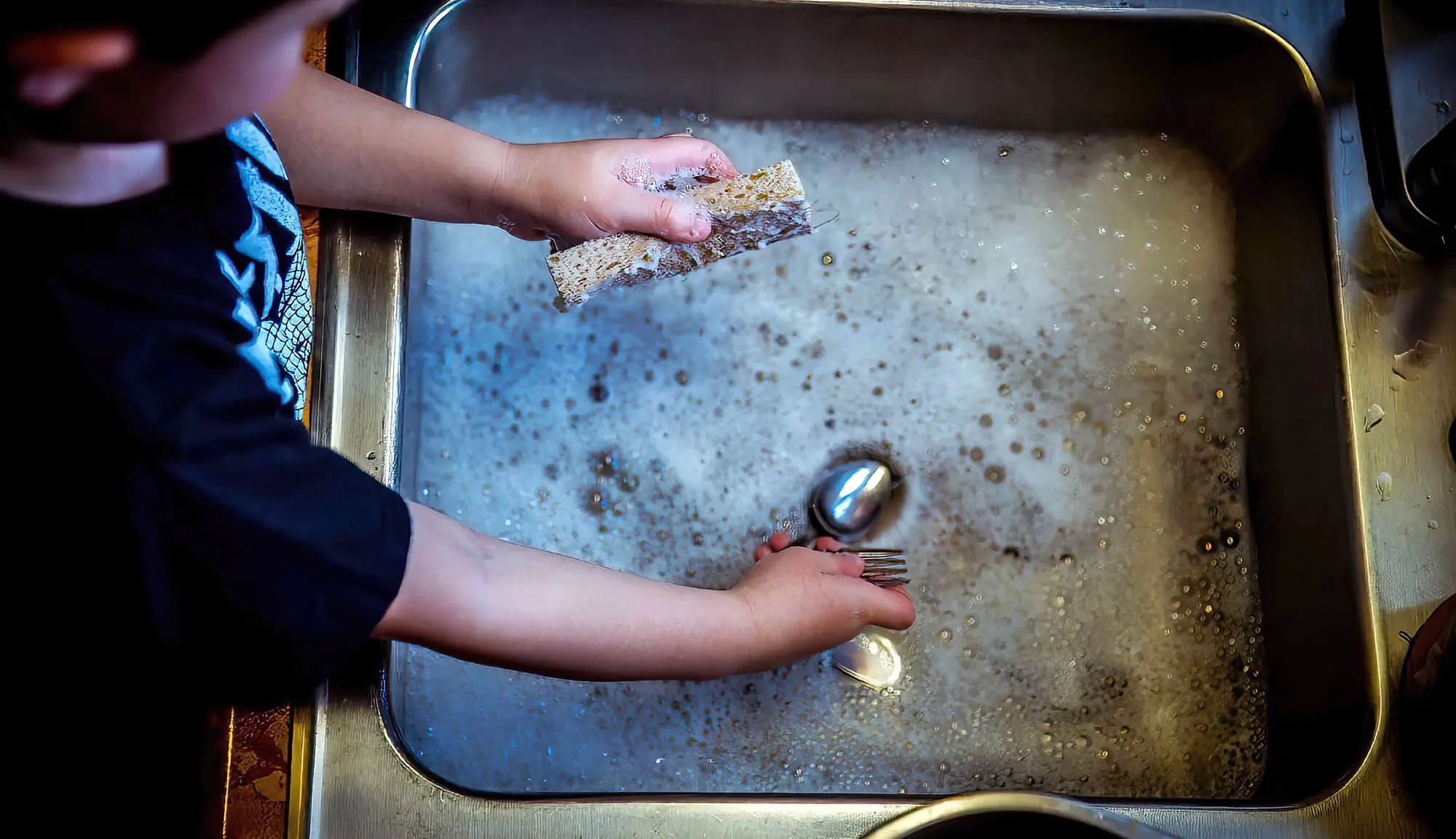 https://zeve.au/bigblue/uploads/2022/08/cleaning-oily-dishes-in-sink.jpg