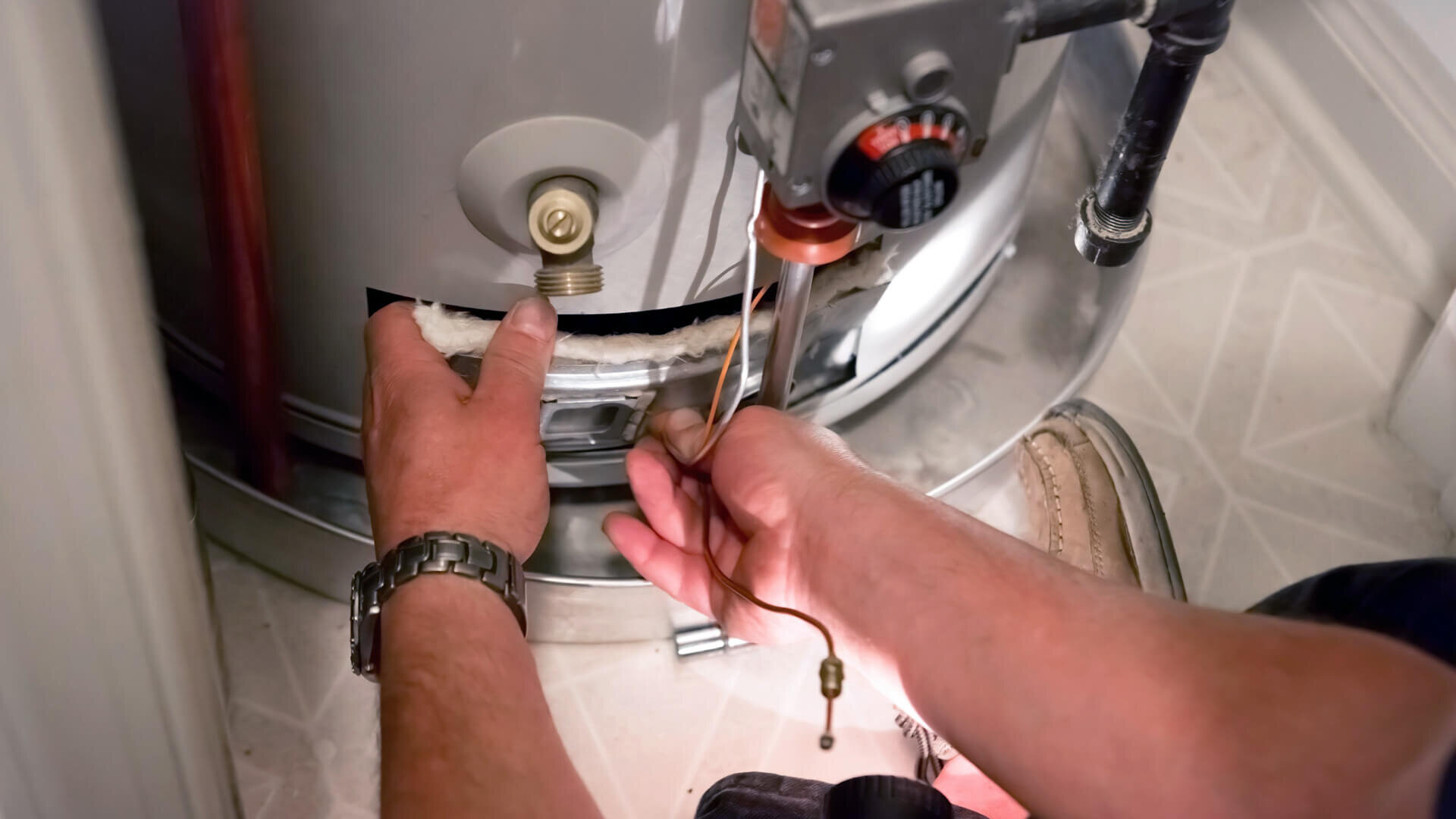 How To Clean And Descale Your Hot Water Tank? ‐ Big Blue Plumbing