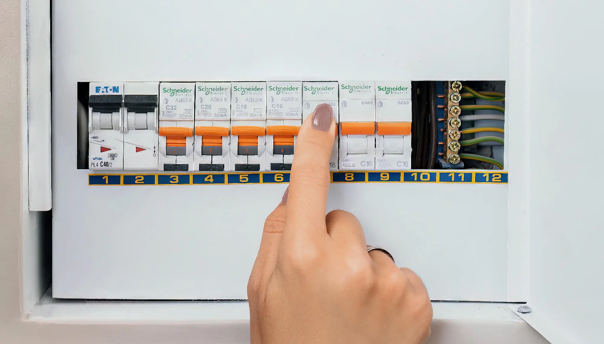 Pointing Circuit Breaker Switch