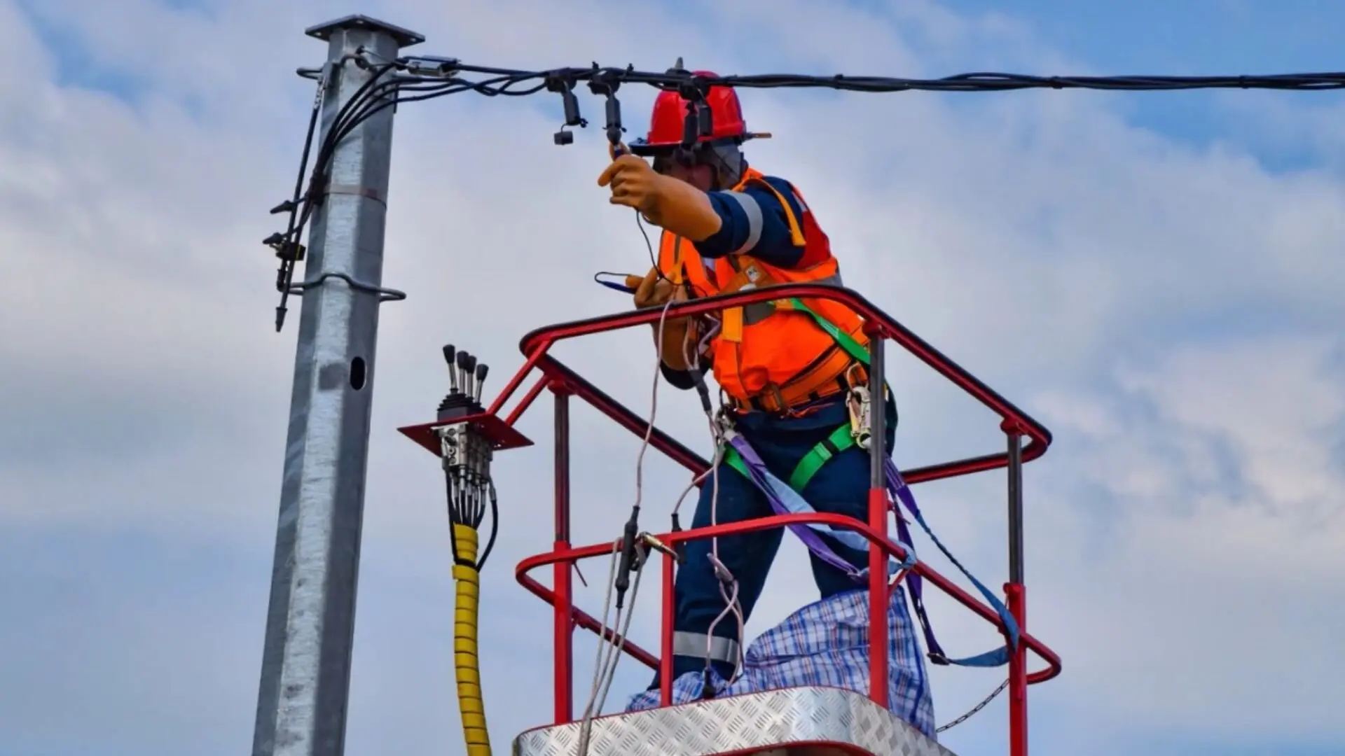 2023 07 Electricians Working On Power Line Electricians Working Power Line