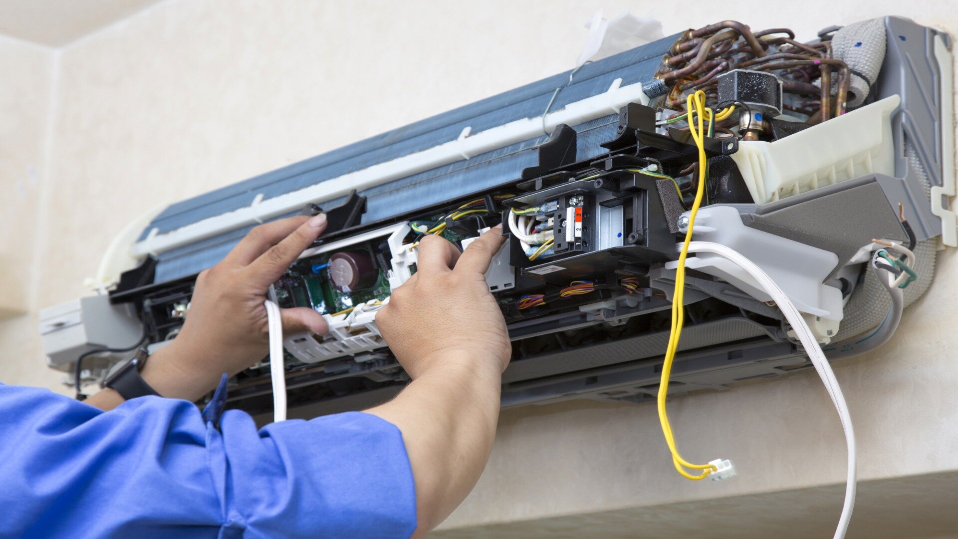 2023 11 Electrician Fixing Ac Unit Electrician Fixing Ac Unit