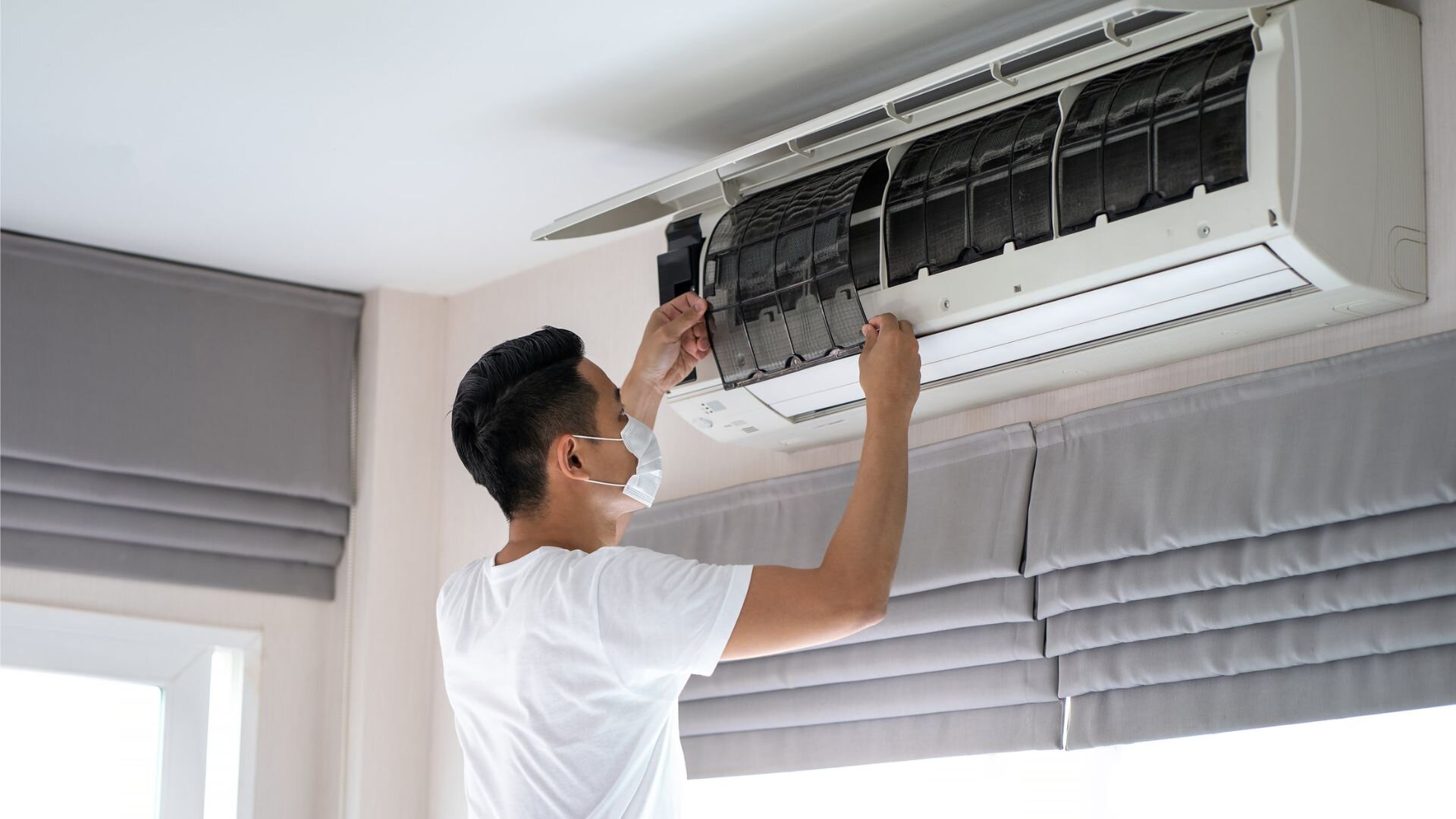 2023 12 Cleaning Air Con With Mask Cleaning Air Mask