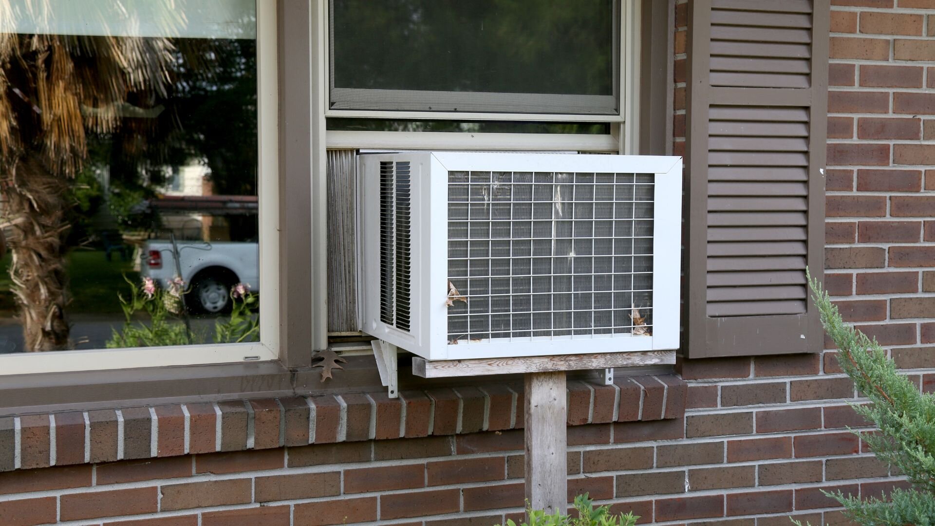 2024 01 Old Aircon In Wall Aircon Wall