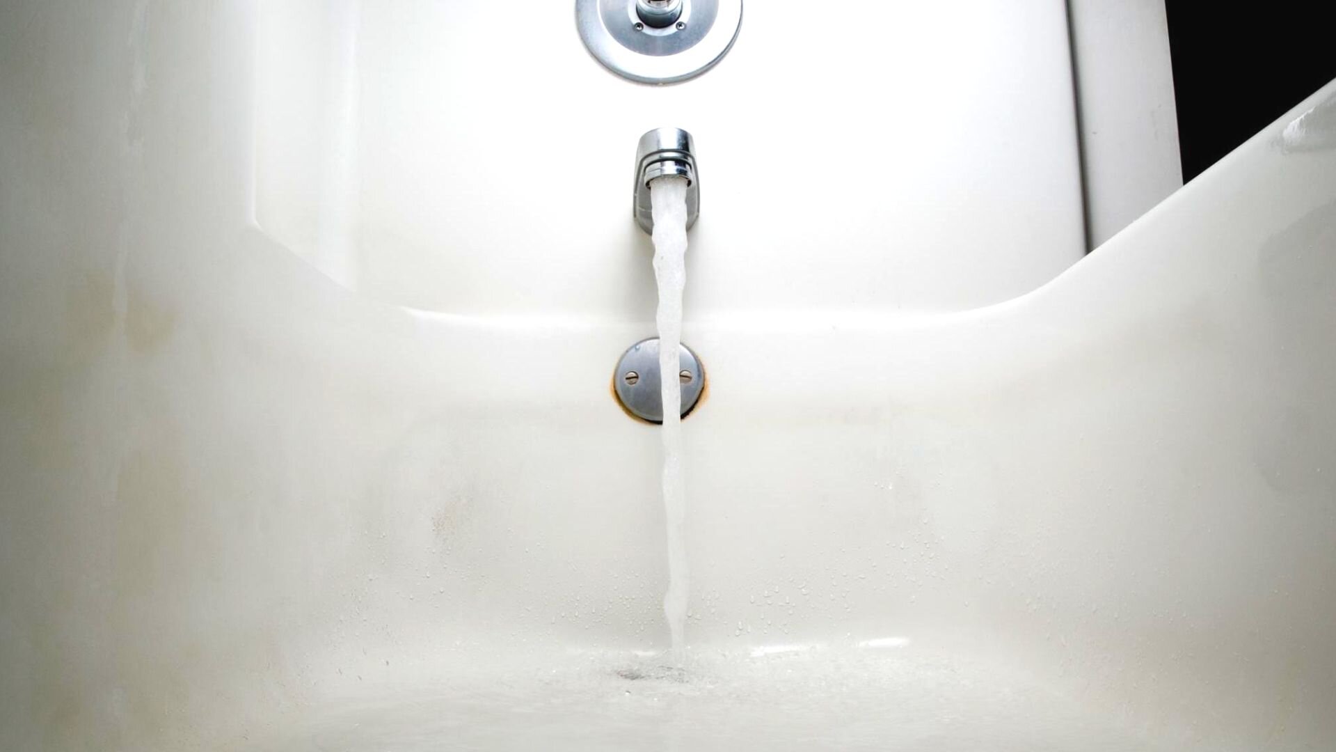 Why Your Bathtub Keeps Clogging & How The Best Way To Fix It ‐ Fixed