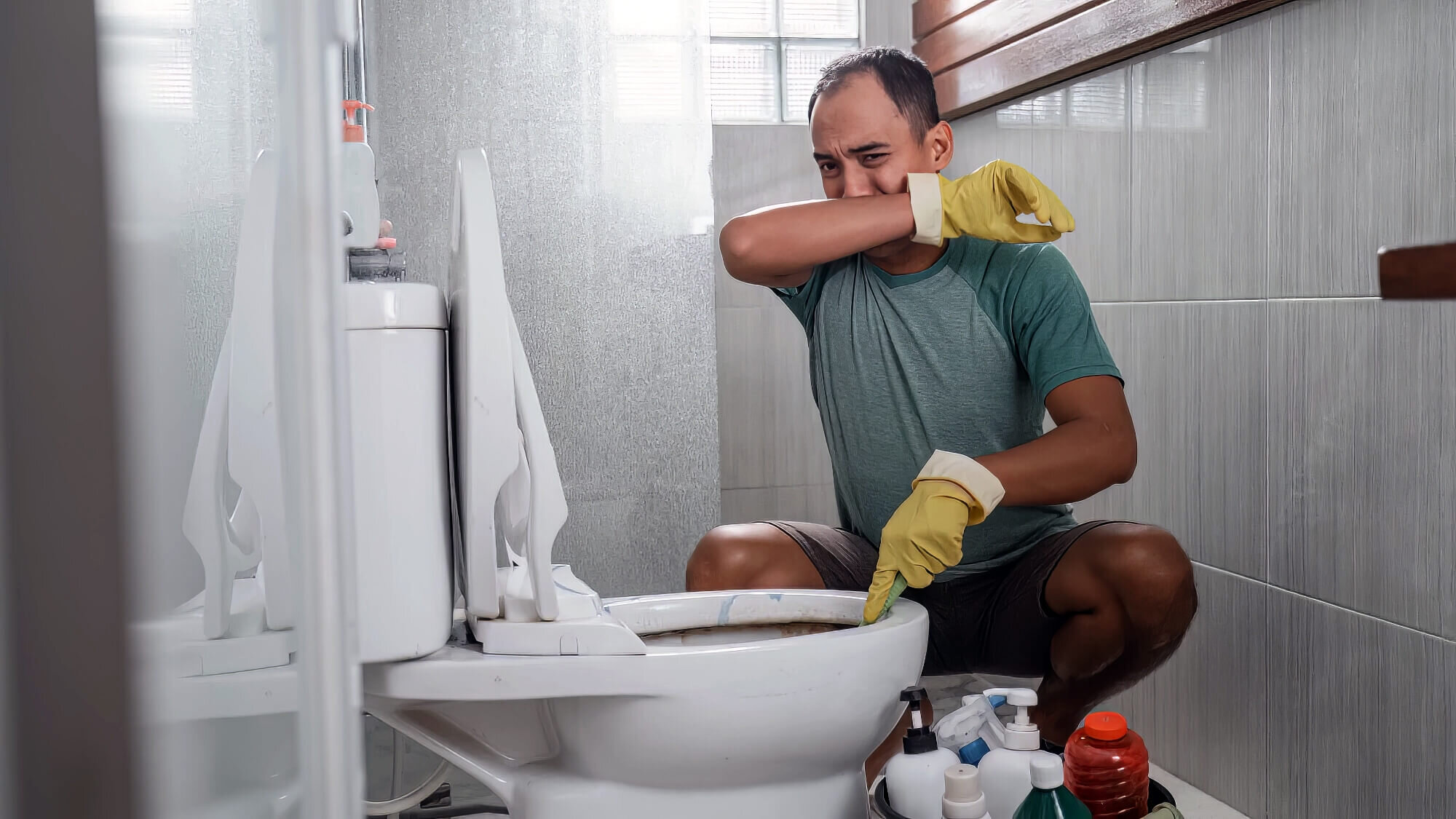 How To Remove Foul Bathroom Odours Fixed Fast Plumbing   Plumber Experiencing Bad Odour From Toilet 