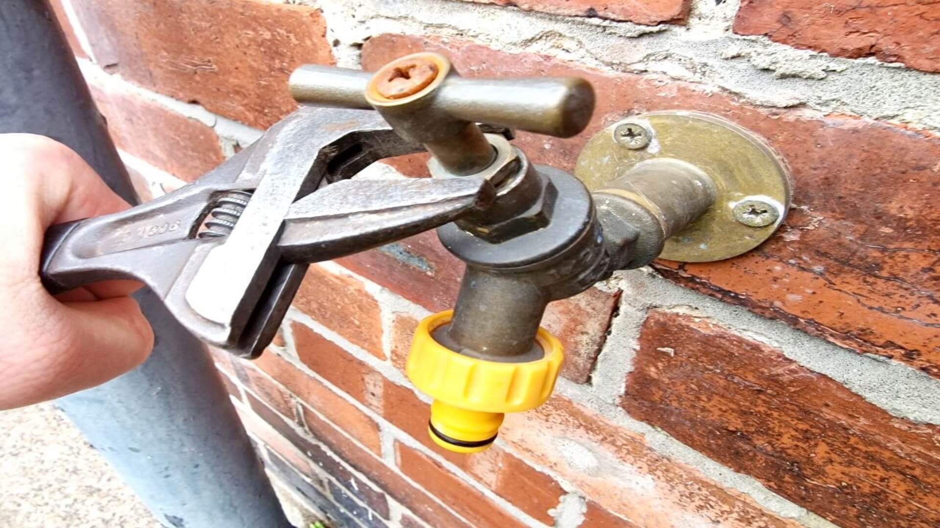 https://zeve.au/fixedtoday/uploads/2023/12/Outside-faucet-leaking.jpg