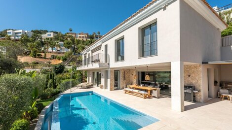 Choosing Between Saltwater and Chlorine Pools for Your Home Choosing Saltwater Chlorine Pools Home