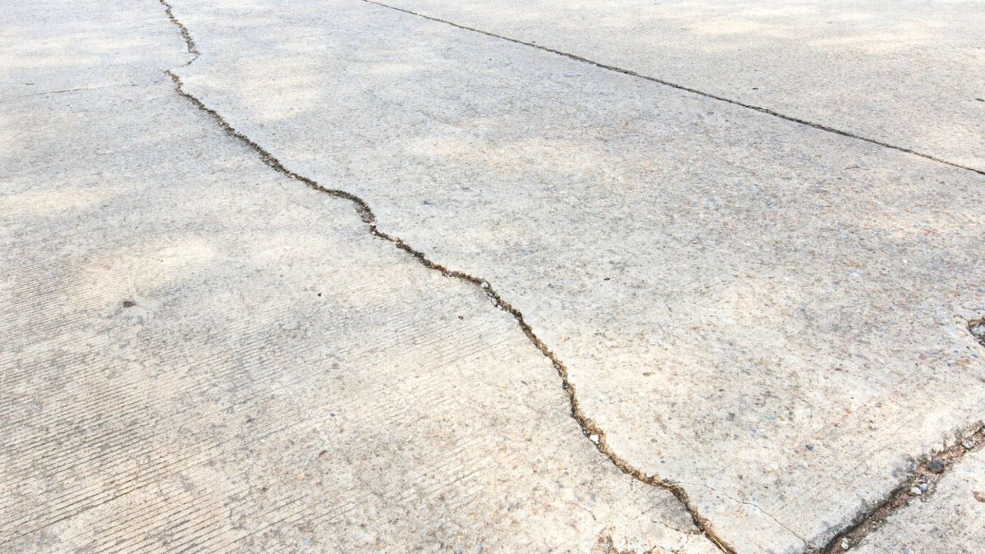 Cracks In Concrete Driveway Cracks Concrete Driveway