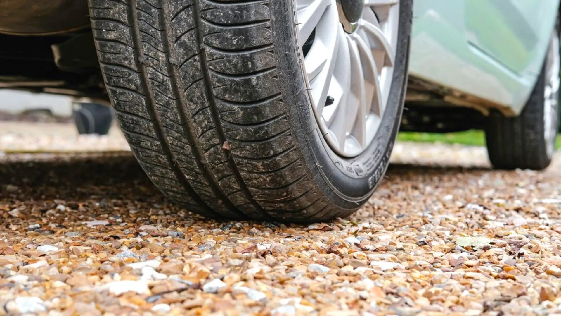 Gravel Driveway Under Car Tye Gravel Driveway Car Tye