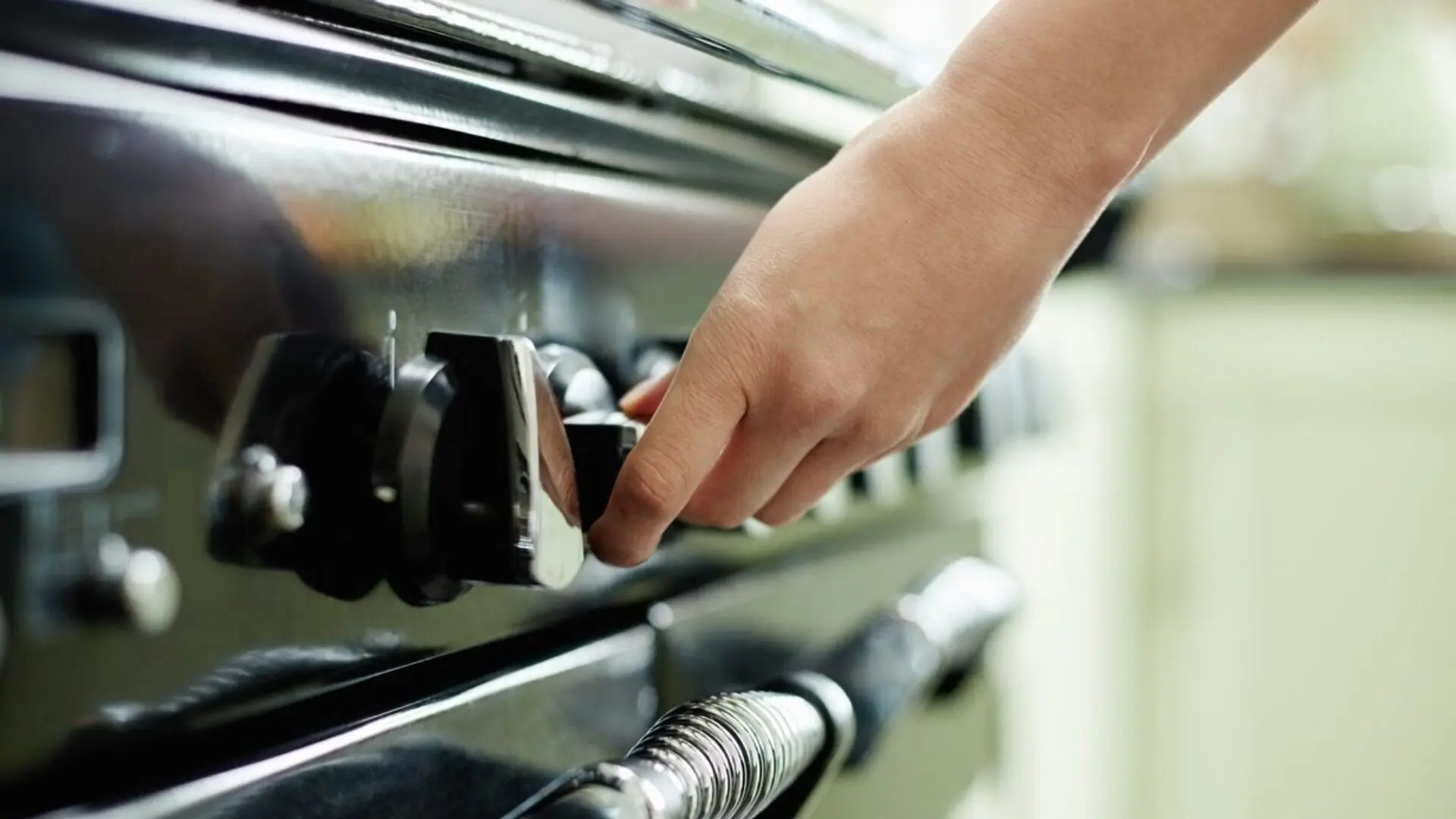 Turning Off Gas Stove With Knob Turning Gas Stove Knob