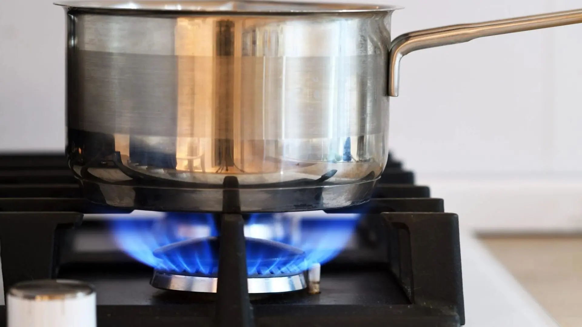 How Do Gas Stoves Work? A Detailed Guide To Stove Ignition And Burners 