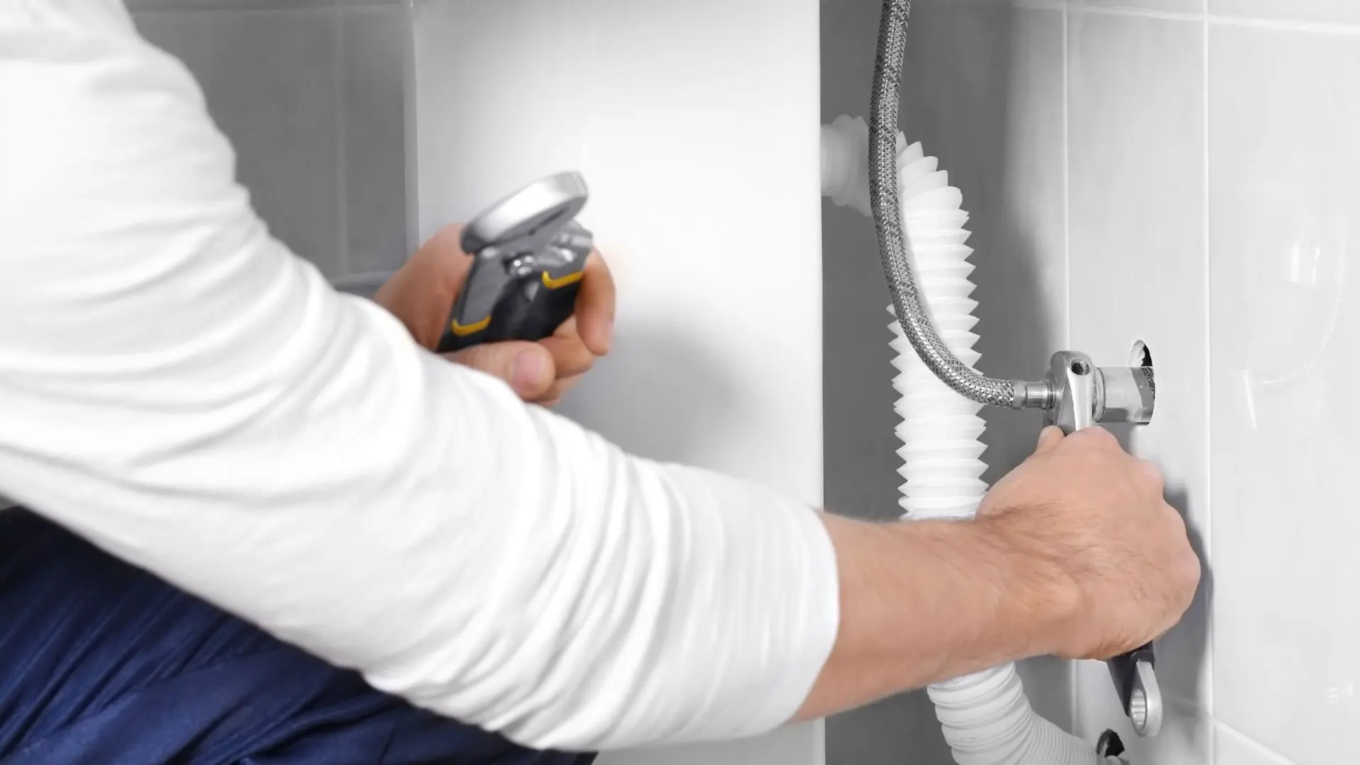 Plumber Fixing Flexi Hose Plumber Fixing Flexi Hose