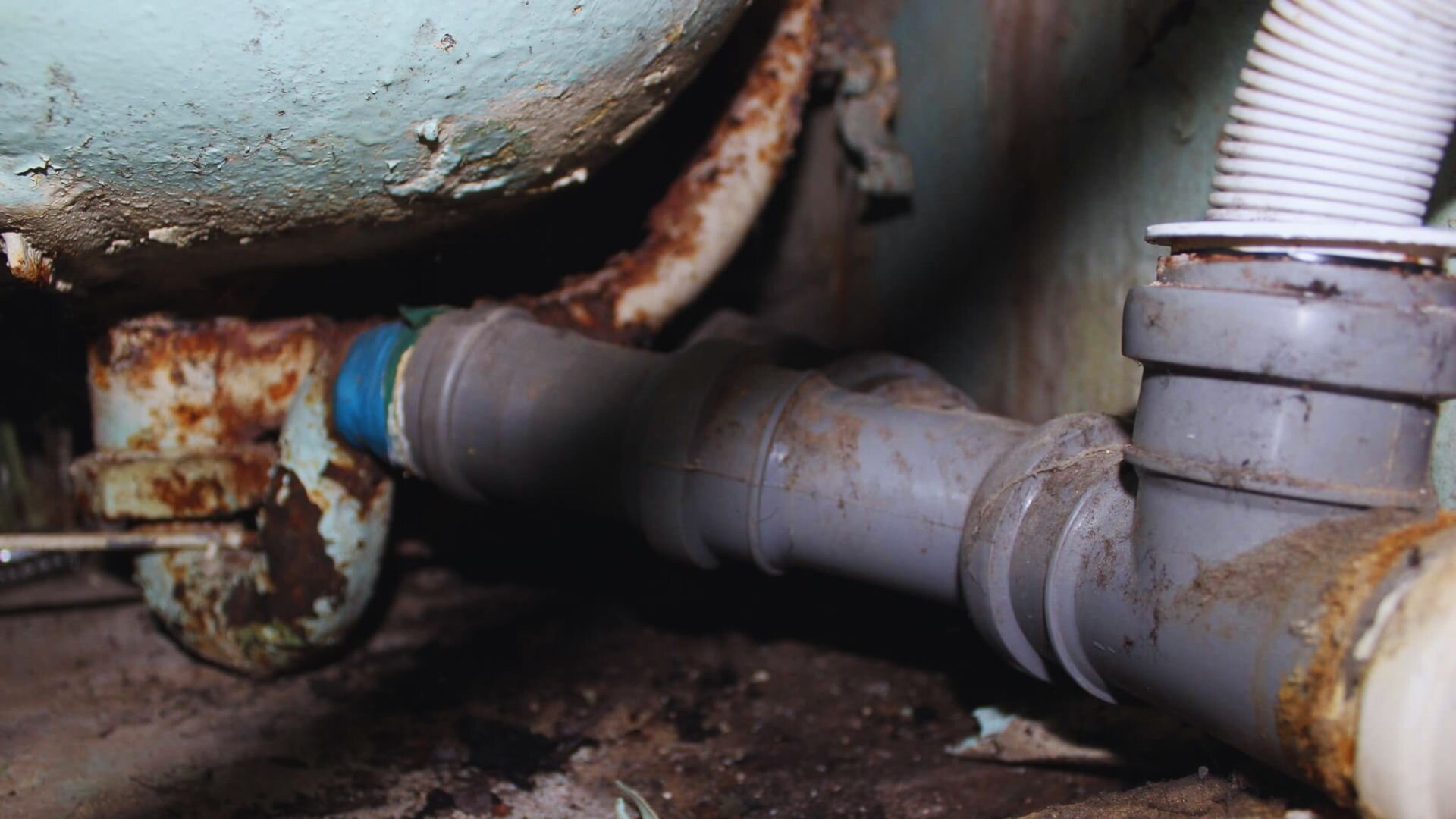 leaking-pipe-emergencies-what-to-do-before-the-plumber-arrives-wp